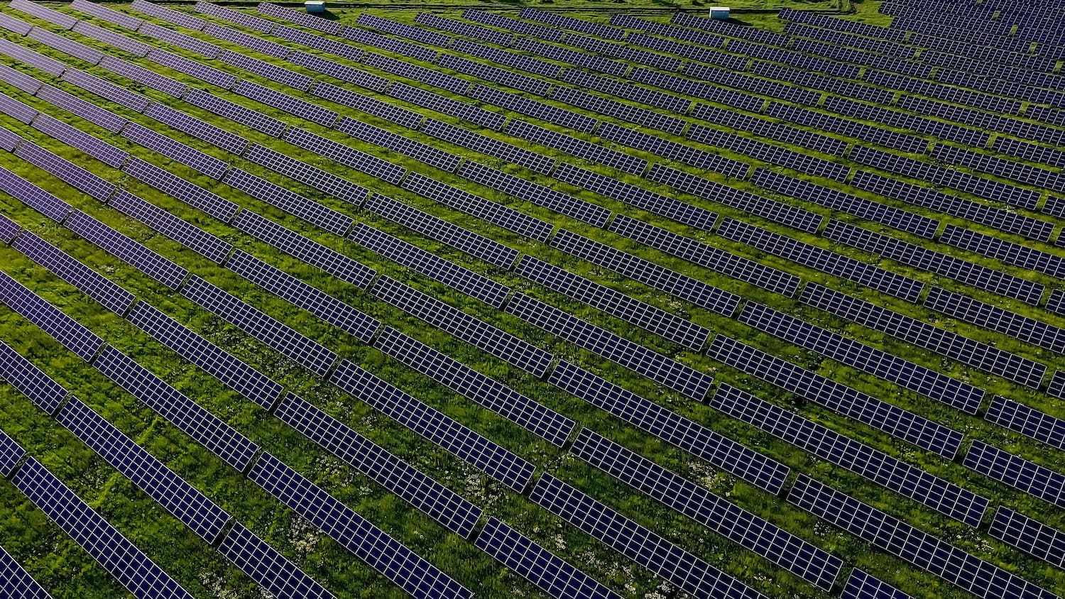 Photovoltaik Freiflächenanlage in einem Acker