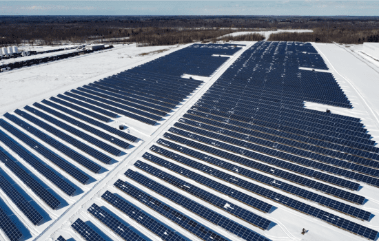 Photovolatikanlage auf freier Fläche in Schneelandschaft